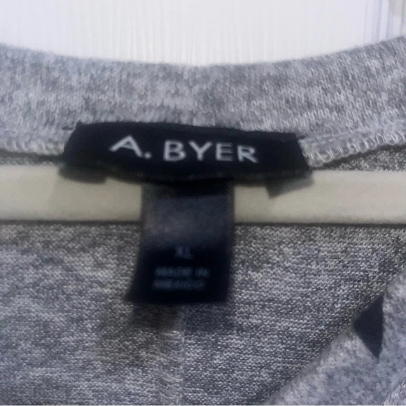 A.beyer women’s sweater sz large
Gray with stars - Picture 2 of 4